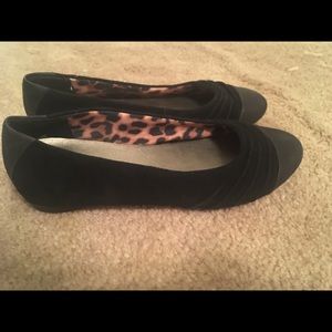 Clarks bendables black flats